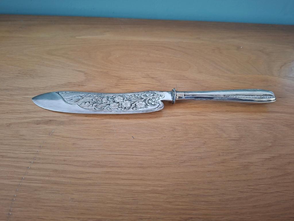 Antiek taartmes met gedetailleerde gravure en zilveren heft, Ophalen of Verzenden