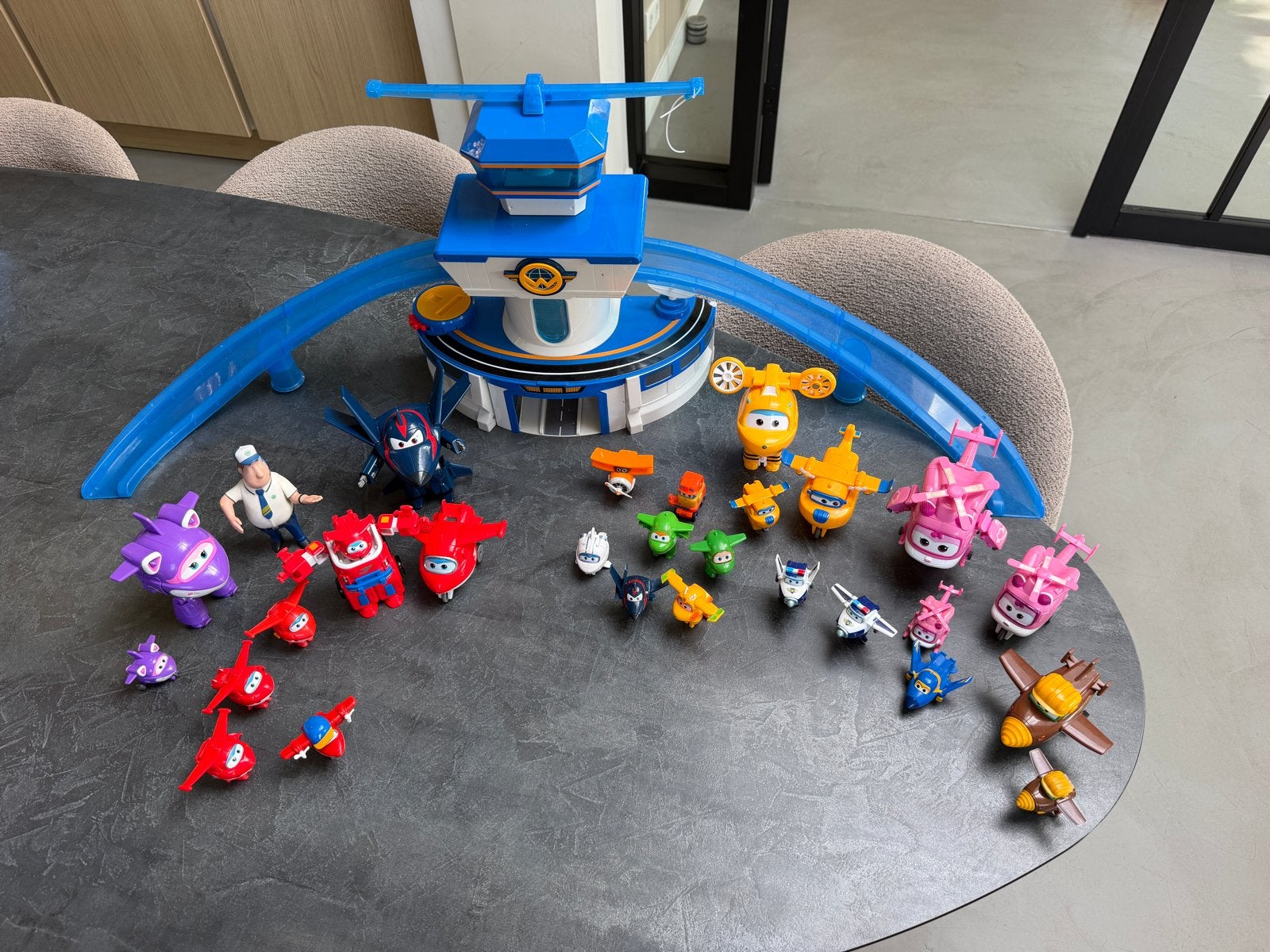 Superwings speelset met figuren en vliegveld, Ophalen, Gebruikt