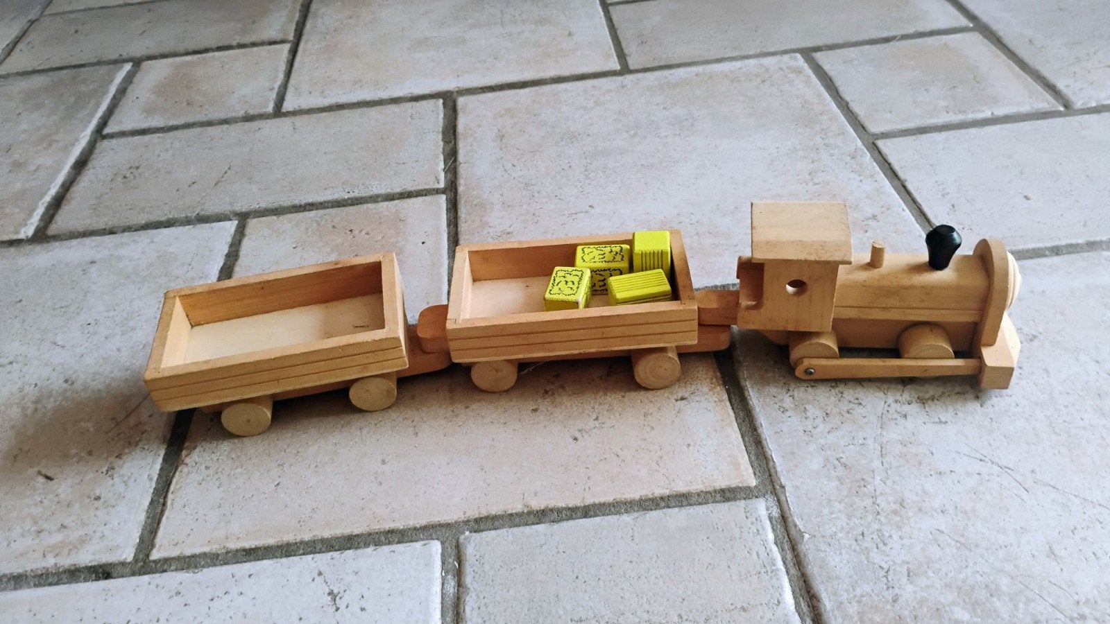 Houten speelgoedtrein met wagons en blokjes, Ophalen of Verzenden, Zo goed als nieuw, Duw- of Trekspeelgoed