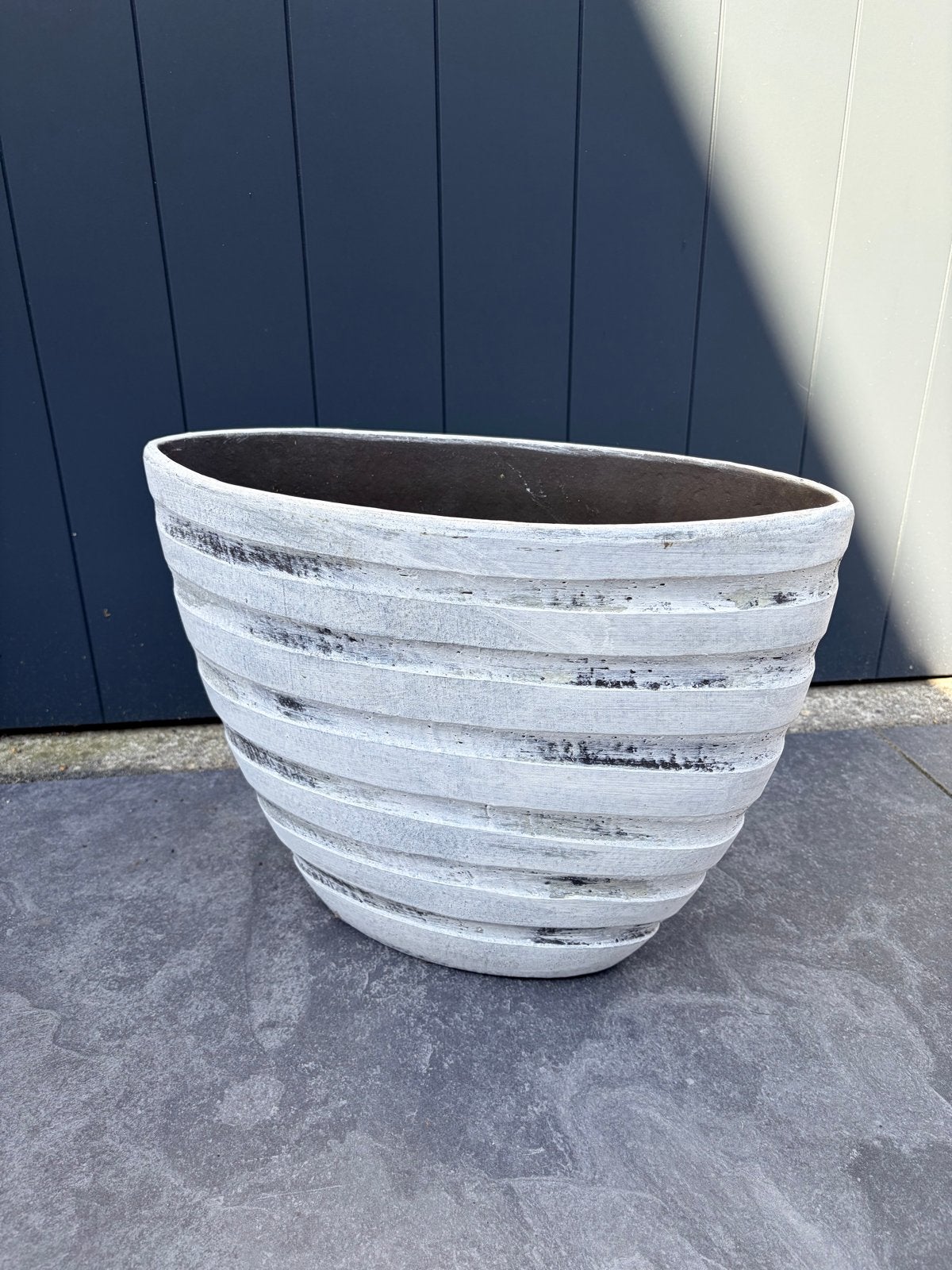 Grote witte keramische bloempot/plantenbak met spiraalreliëf, Ophalen, Gebruikt, Minder dan 25 cm, Balkon