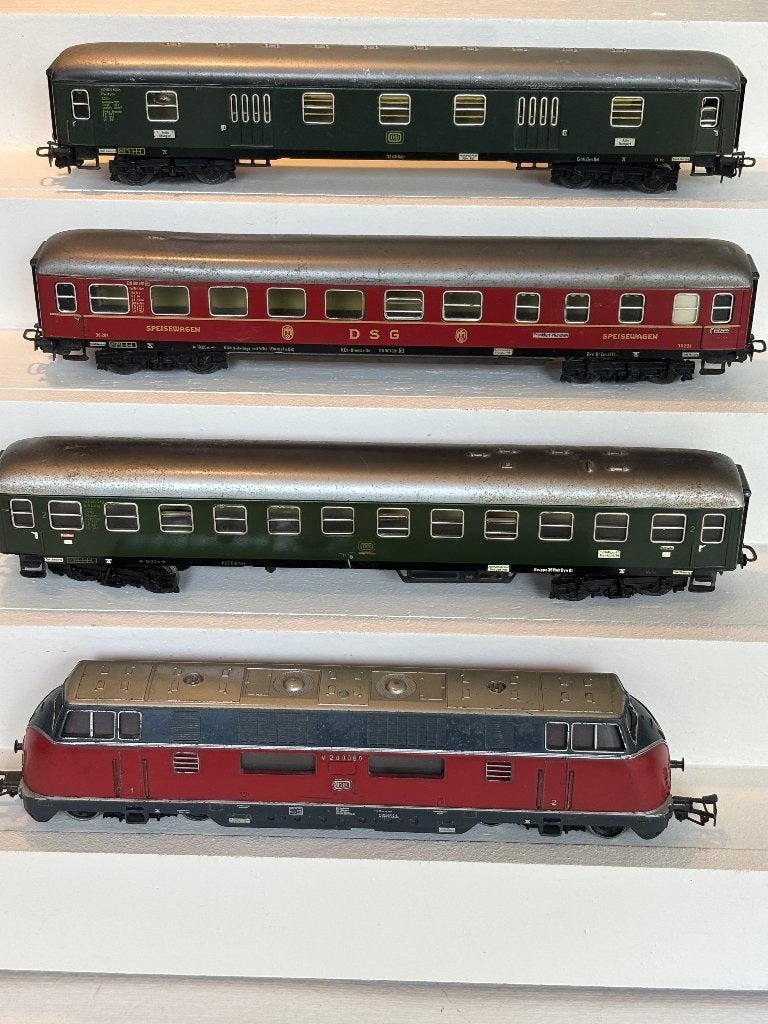 Märklin 3021 dieselloc V200 + 3 rijtuigen 4022, 4024 en 4026, Wisselstroom, Ophalen of Verzenden, Analoog, Märklin