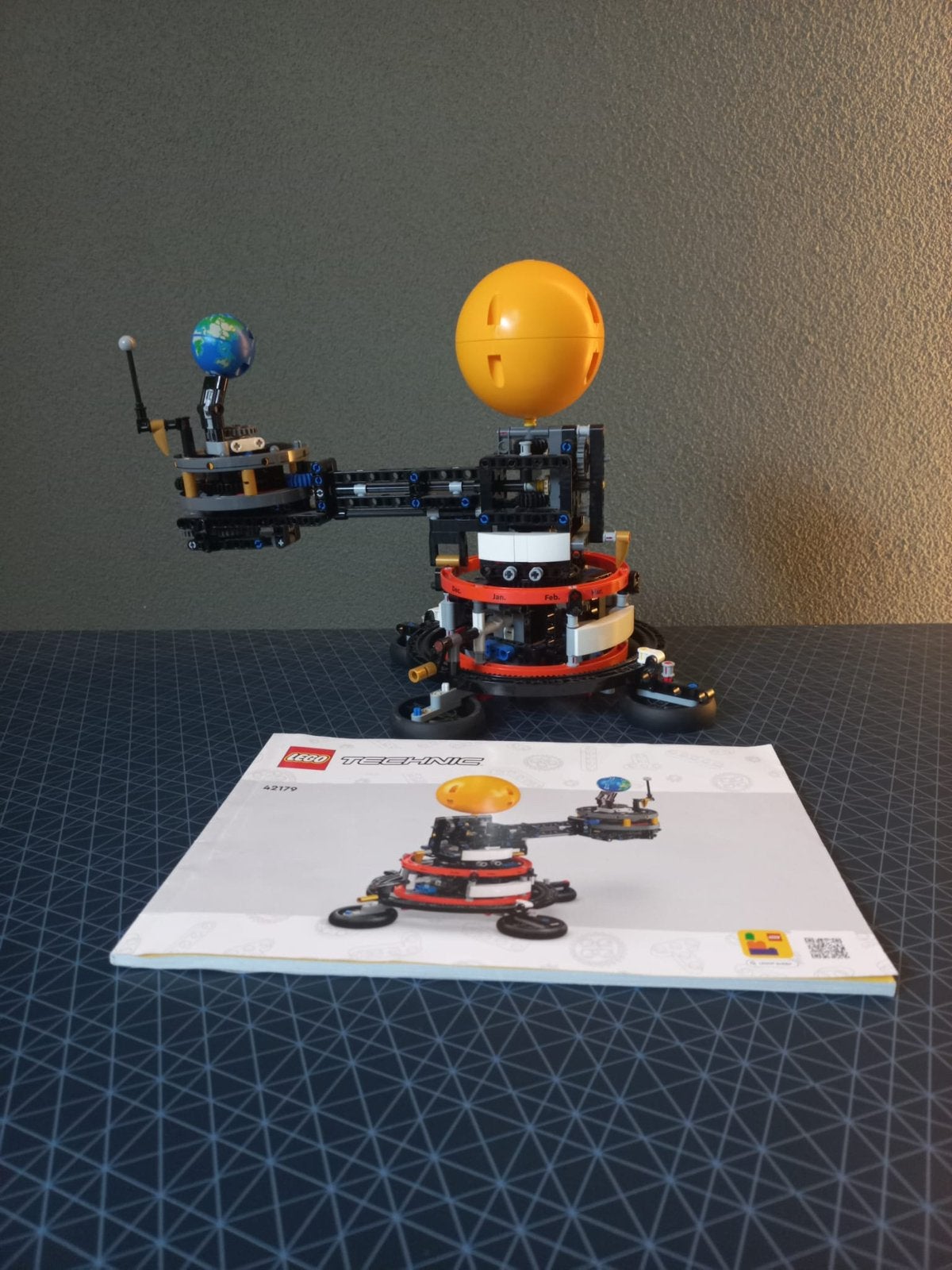 Lego Technic 42179 de Aarde en Maan in beweging, Lego, Compleet, Ophalen of Verzenden, Zo goed als nieuw