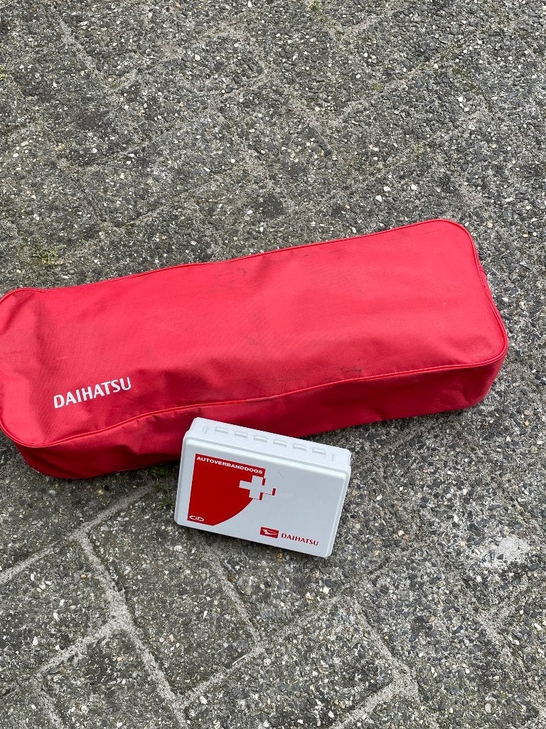 Daihatsu Pechset en verbandtrommel, Ophalen