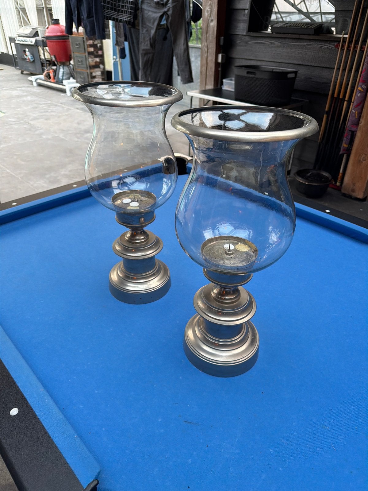 Set van 2 glazen windlichten met metalen voet, Antiek en Kunst, Antiek | Kandelaars, Ophalen, Glas