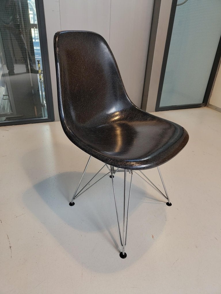 Fiberglass chair, Charles Eames, Huis en Inrichting, Stoelen, Ophalen, Gebruikt, Design Charles Eames, Zwart