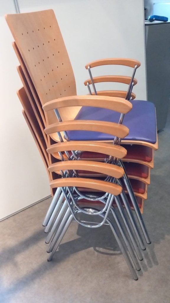Oranje en Paarse stapelstoelen