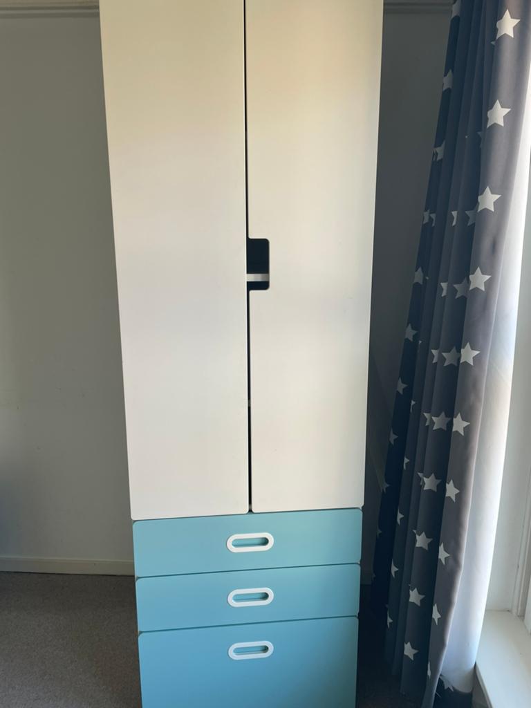 Geatis op te halen; mooie kledingkast van ikea, Kinderen en Baby's, Kinderkamer | Commodes en Kasten, Ophalen, Gebruikt, 50 tot 70 cm