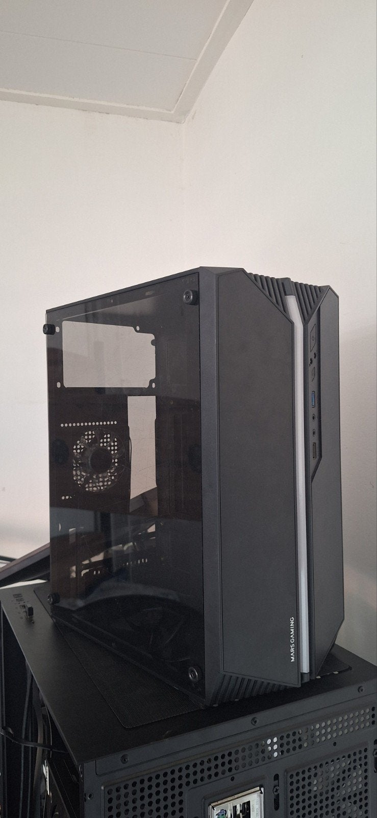 RGB PC Case met werkende fans - 34-35cm lang, 24-25cm dik, Computers en Software, Computerbehuizingen, Ophalen, Zo goed als nieuw