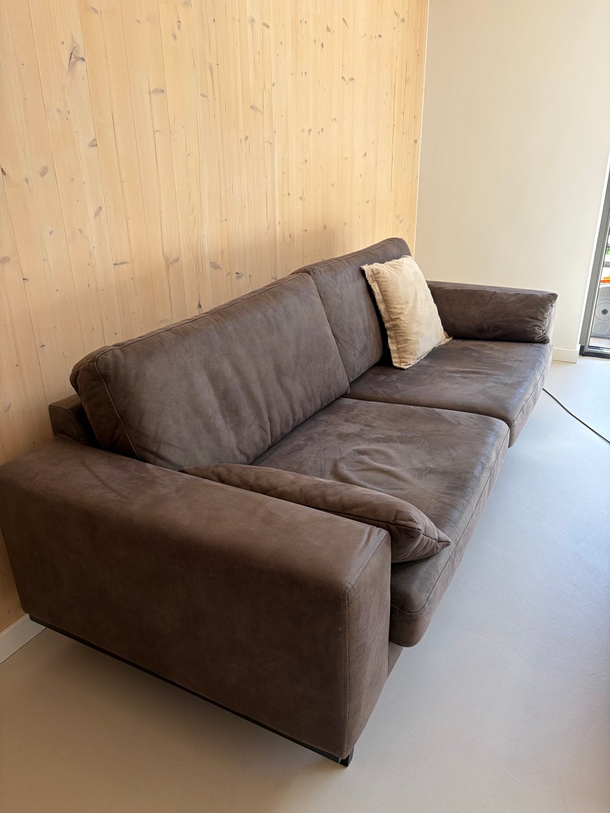 Comfortabele 3-zitsbank van bruin eco leder, Ophalen, Gebruikt, Driepersoons, Rechte bank