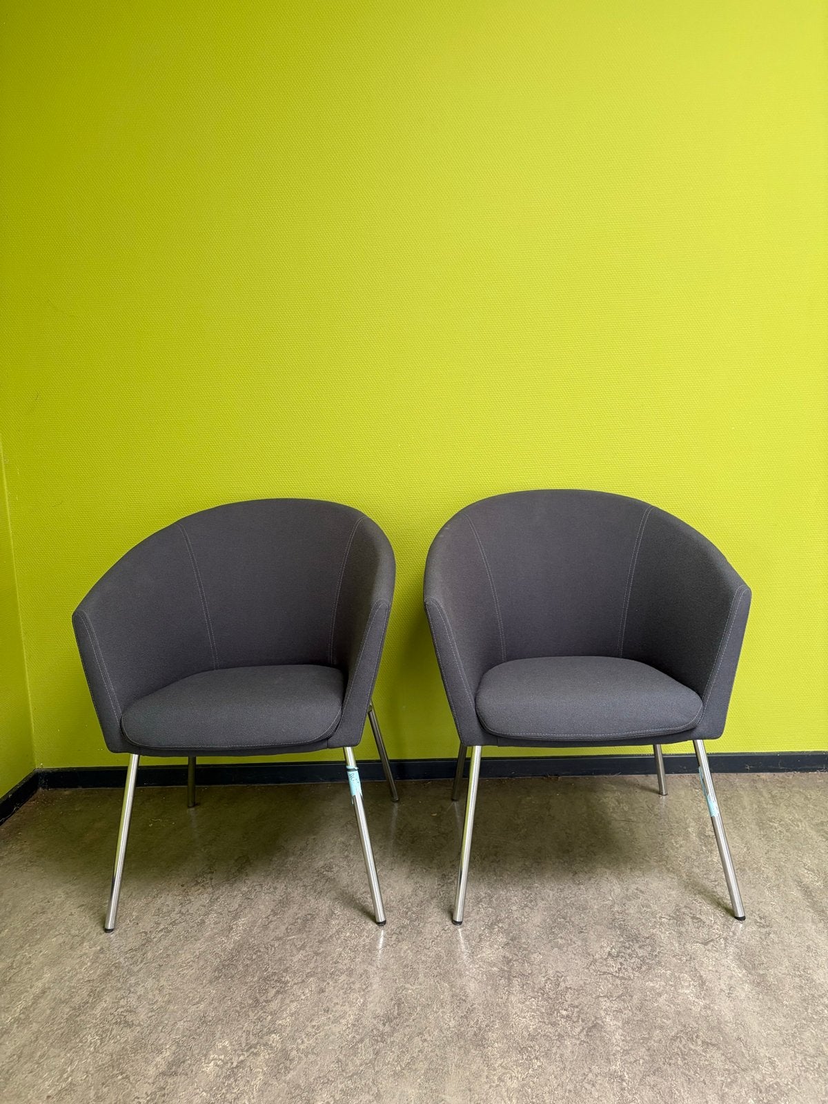 Set van 2 Artifort stoelen - Grijs, Ophalen, Gebruikt, Twee, Metaal