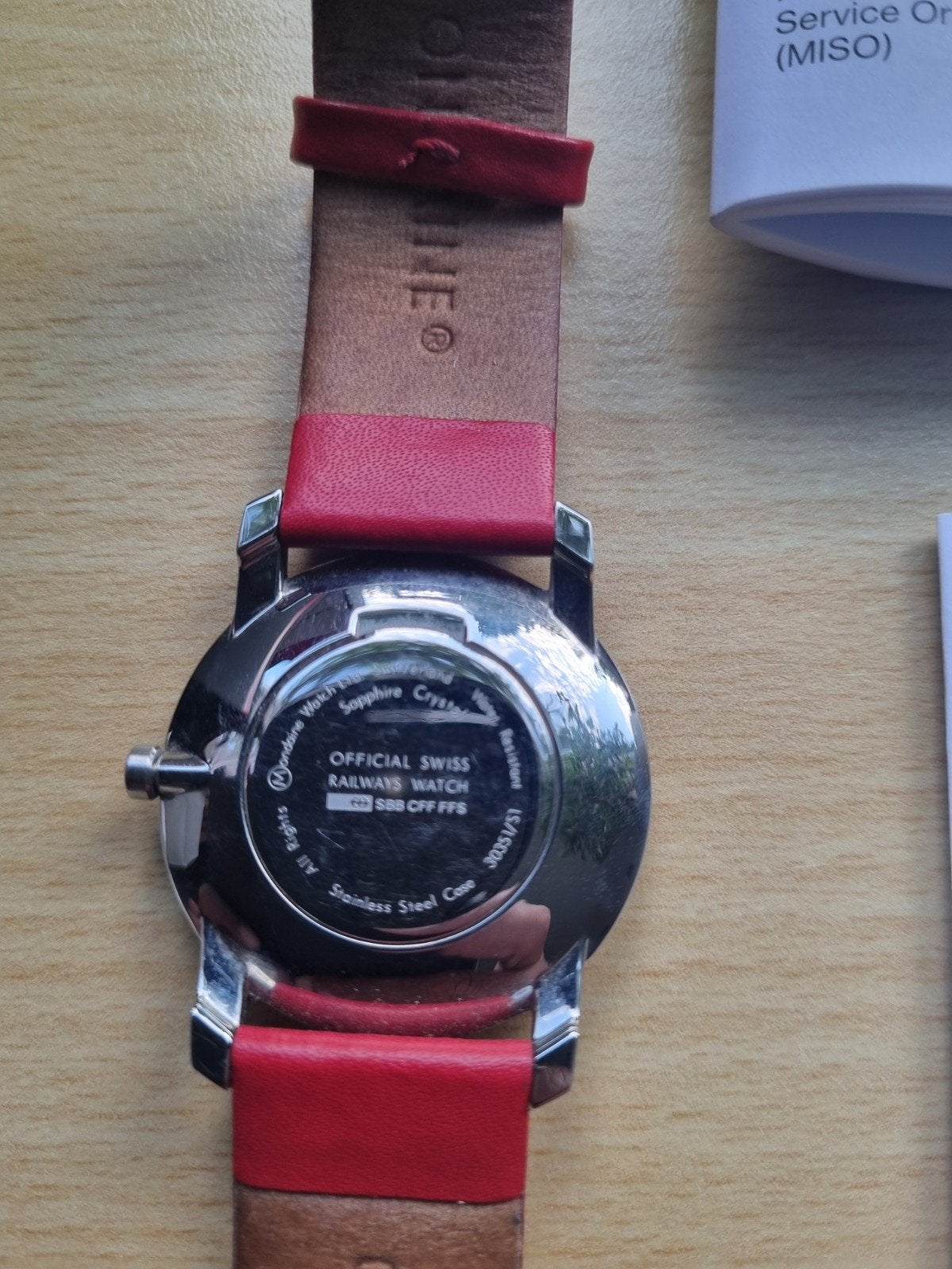 Mondaine SBB Official Swiss Railways Horloge Rood, Ophalen of Verzenden, Zo goed als nieuw, Leer, Overige merken