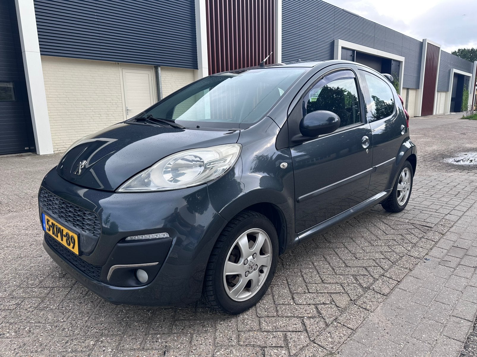 Peugeot 107 1.0 12V 5DR 2013 Grijs airco LED NW APK, Auto's, Voorwielaandrijving, Origineel Nederlands, Handgeschakeld, Particulier