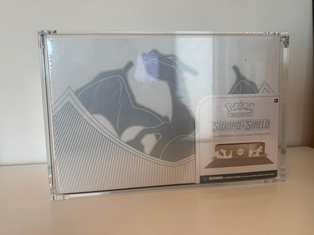 Pokemon Sword & Shield Charizard UPC incl. Acryl case, Hobby en Vrije tijd, Verzamelkaartspellen | Pokémon, Ophalen of Verzenden