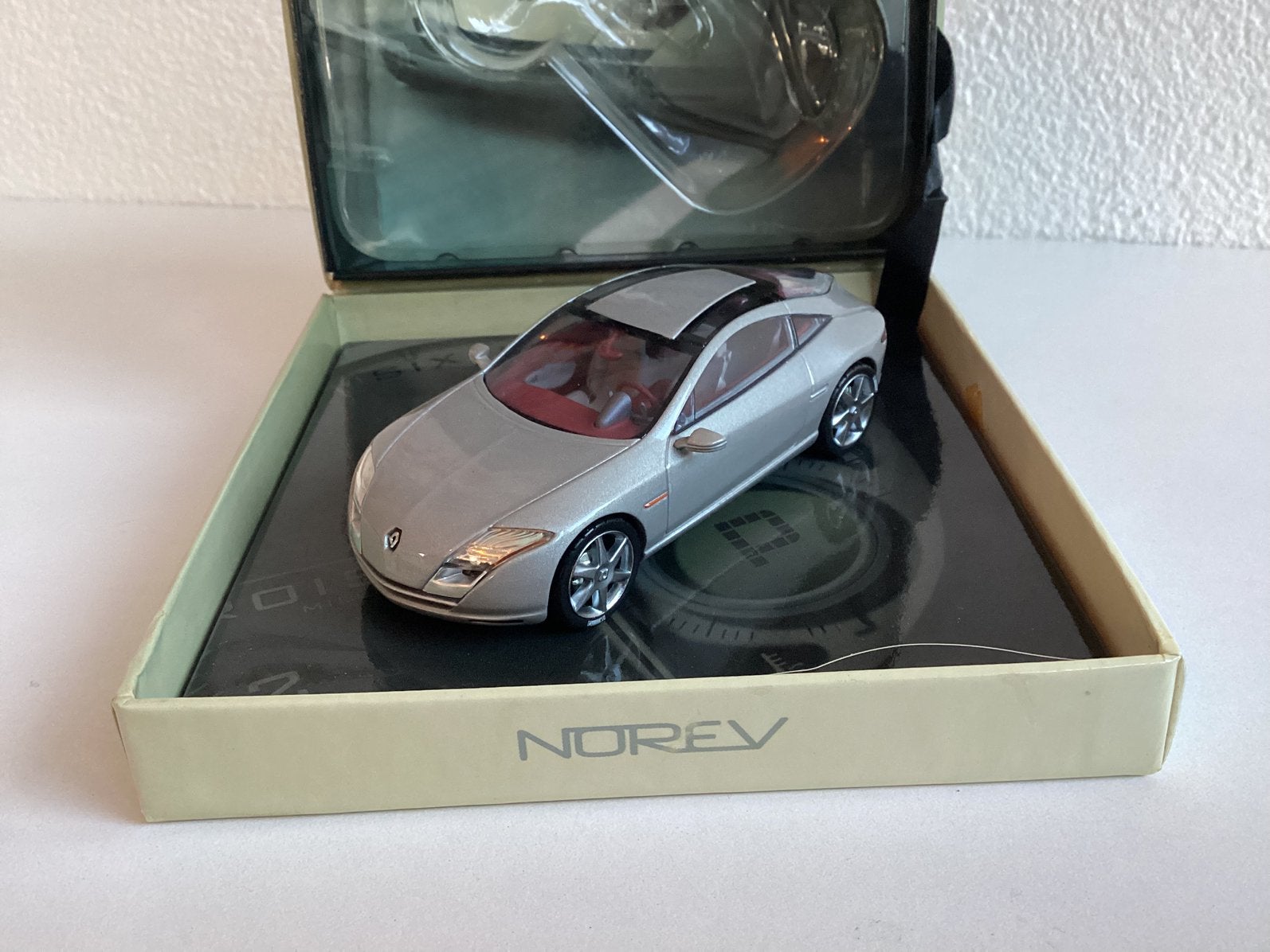 Renault Fluence Conceptcar 1:43 Norev in luxe display!, Ophalen of Verzenden, Nieuw, Auto, Norev