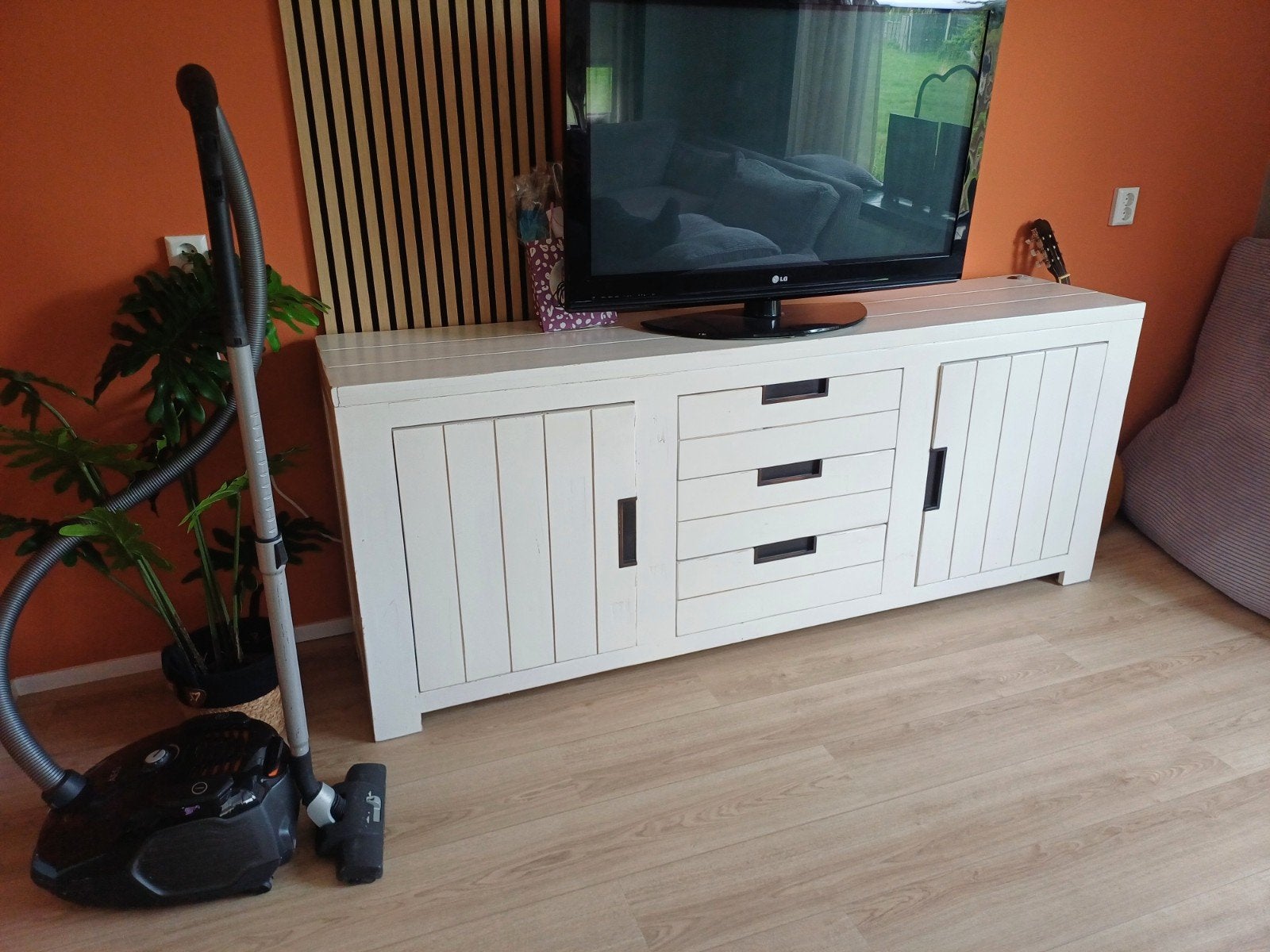 Wit landelijk dressoir met lamellen en zwarte handgrepen, Ophalen, Gebruikt, 150 tot 200 cm, Landelijke stijl