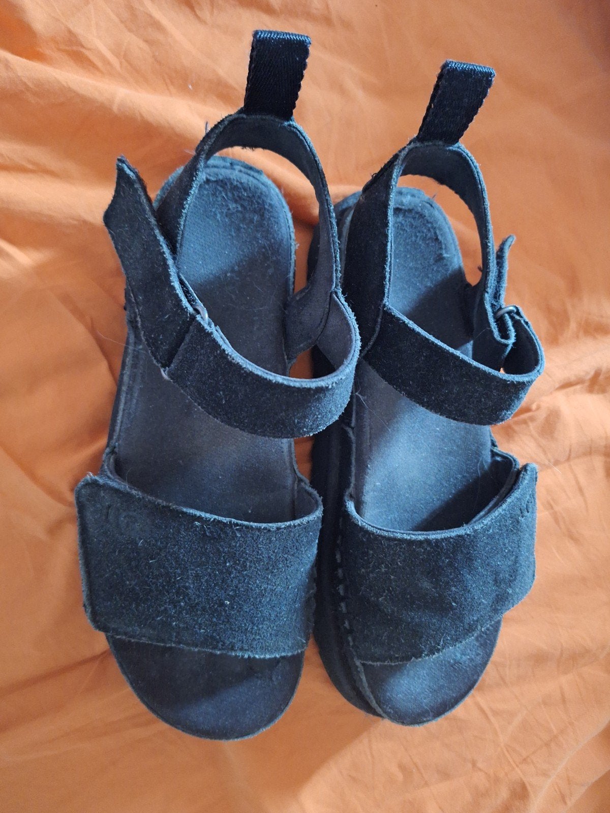 UGG Zwarte suède sandalen met klittenbandsluiting maat 40, Kleding | Dames, Ophalen of Verzenden