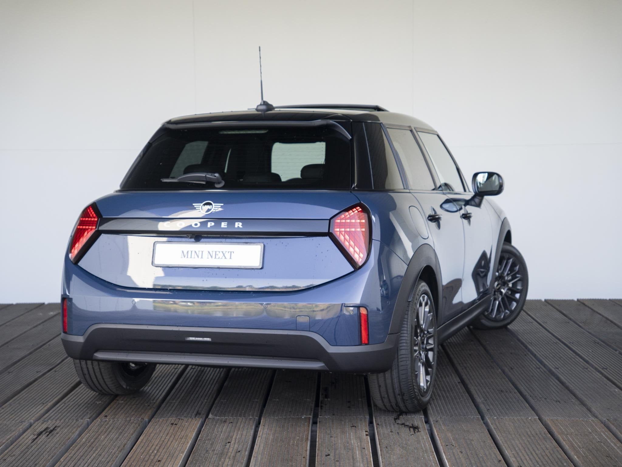 MINI 5-Deurs C Favoured M-Pakket + Glazen panoramadak + Harm, Auto's, Stof, 156 pk, Met garantie (alle), Origineel Nederlands