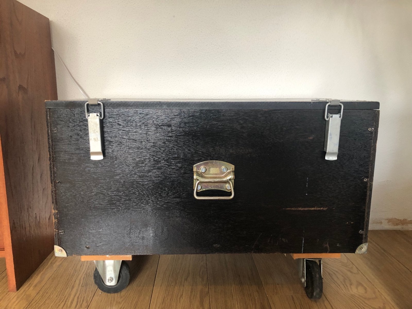 Zwarte kist op wieltjes - 44x79x53 cm, Ophalen, Gebruikt, 50 tot 100 cm, 75 tot 100 cm