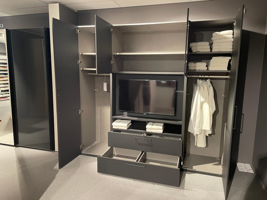 Showmodel kledingkast met tv steun van €3734,- voor €1895,-, 200 cm of meer, Nieuw, 200 cm of meer, 50 tot 75 cm