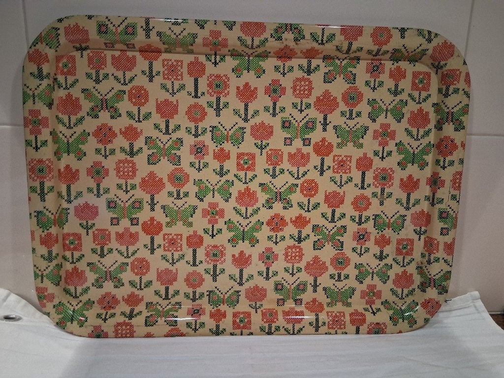 Vintage dienblad blik met geborduurd bloemendecor, Gebruikt, Afgeronde hoeken, Ophalen of Verzenden, Metaal