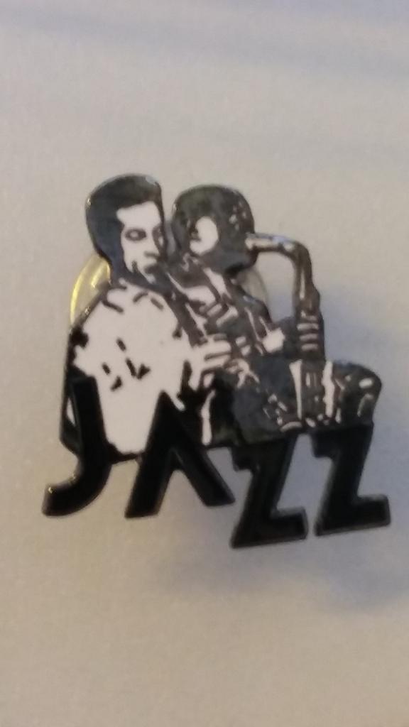 Jazz trompet saxofoon muziek pin logo demons merveilles, Ophalen of Verzenden, Zo goed als nieuw