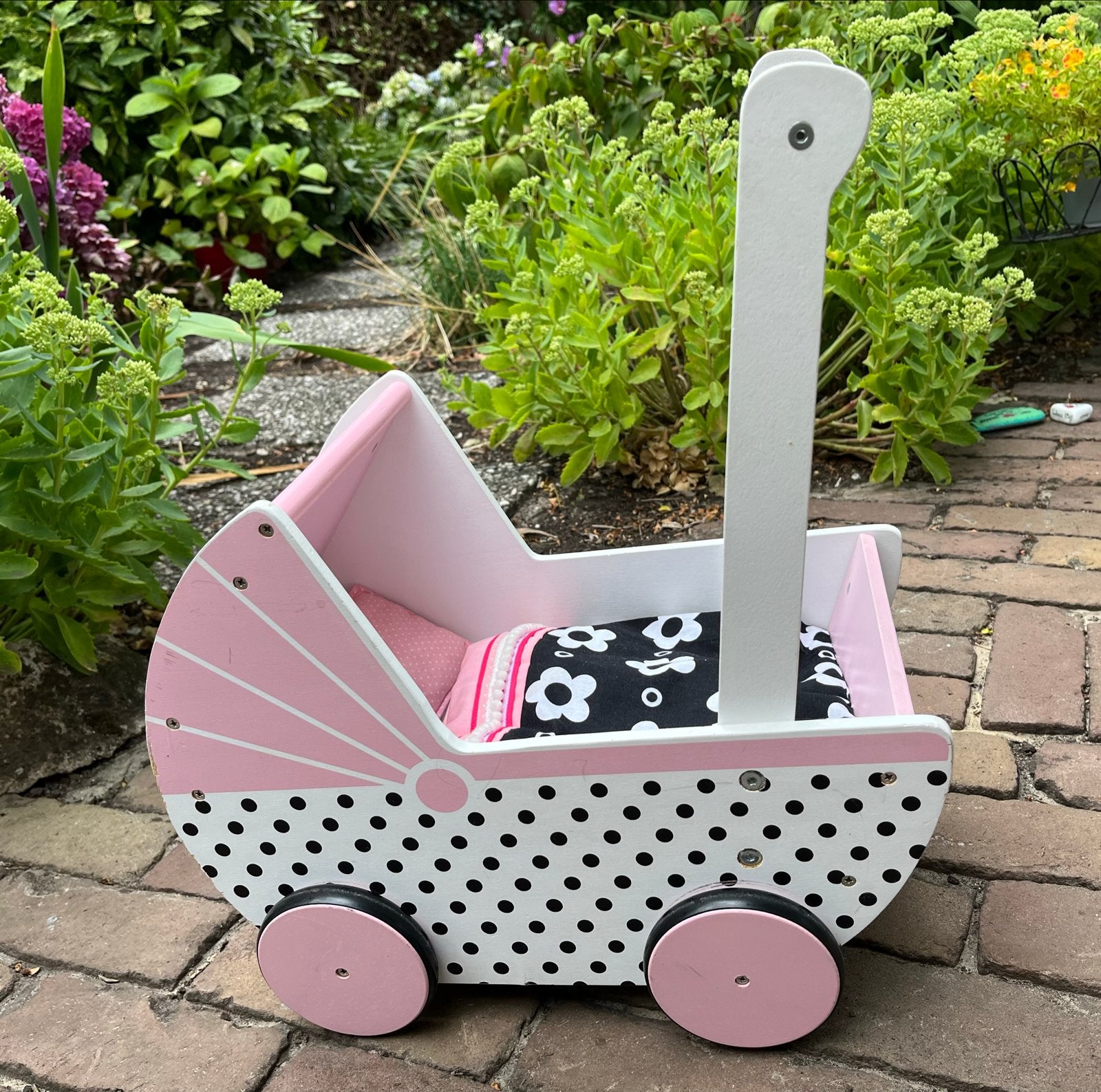 Leuke houten poppenwagen met Hello Kitty dekbedje, Ophalen of Verzenden, Gebruikt, Babypop