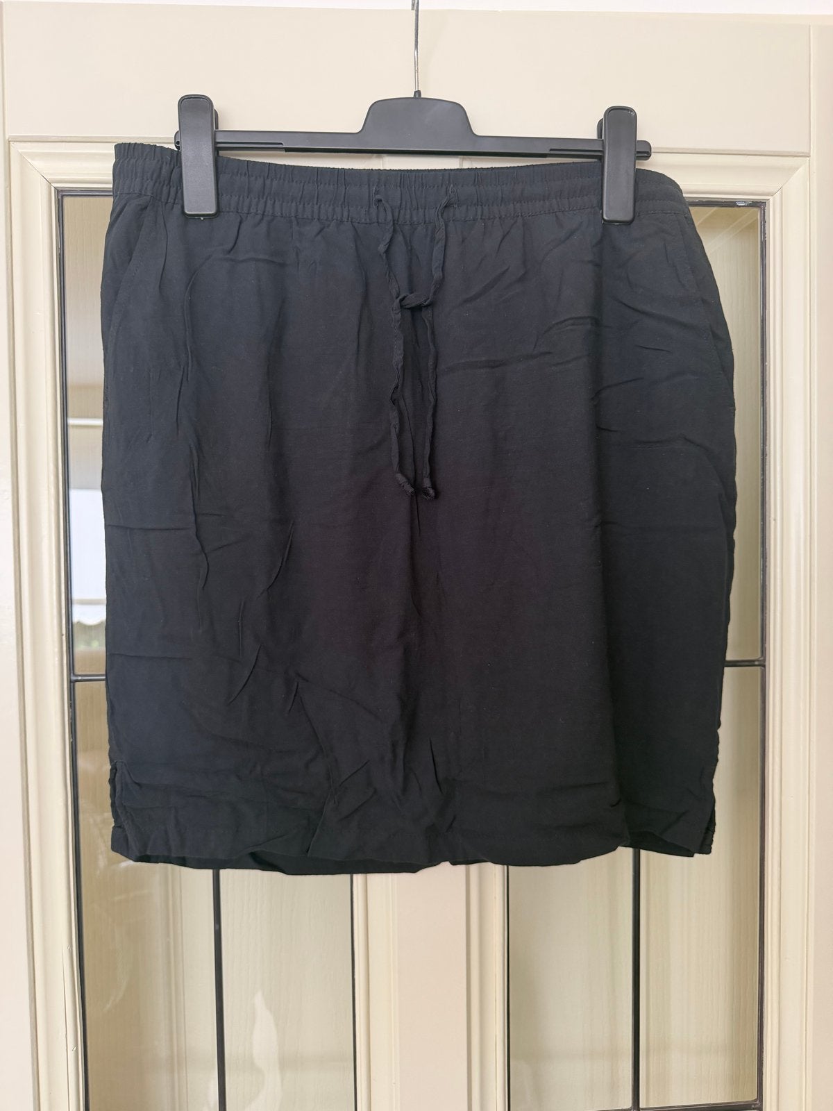2 Rokken: Zwarte Montego & Stippelrok Maat 44, Kleding | Dames, Ophalen, Zwart, Maat 42/44 (L), Knielengte