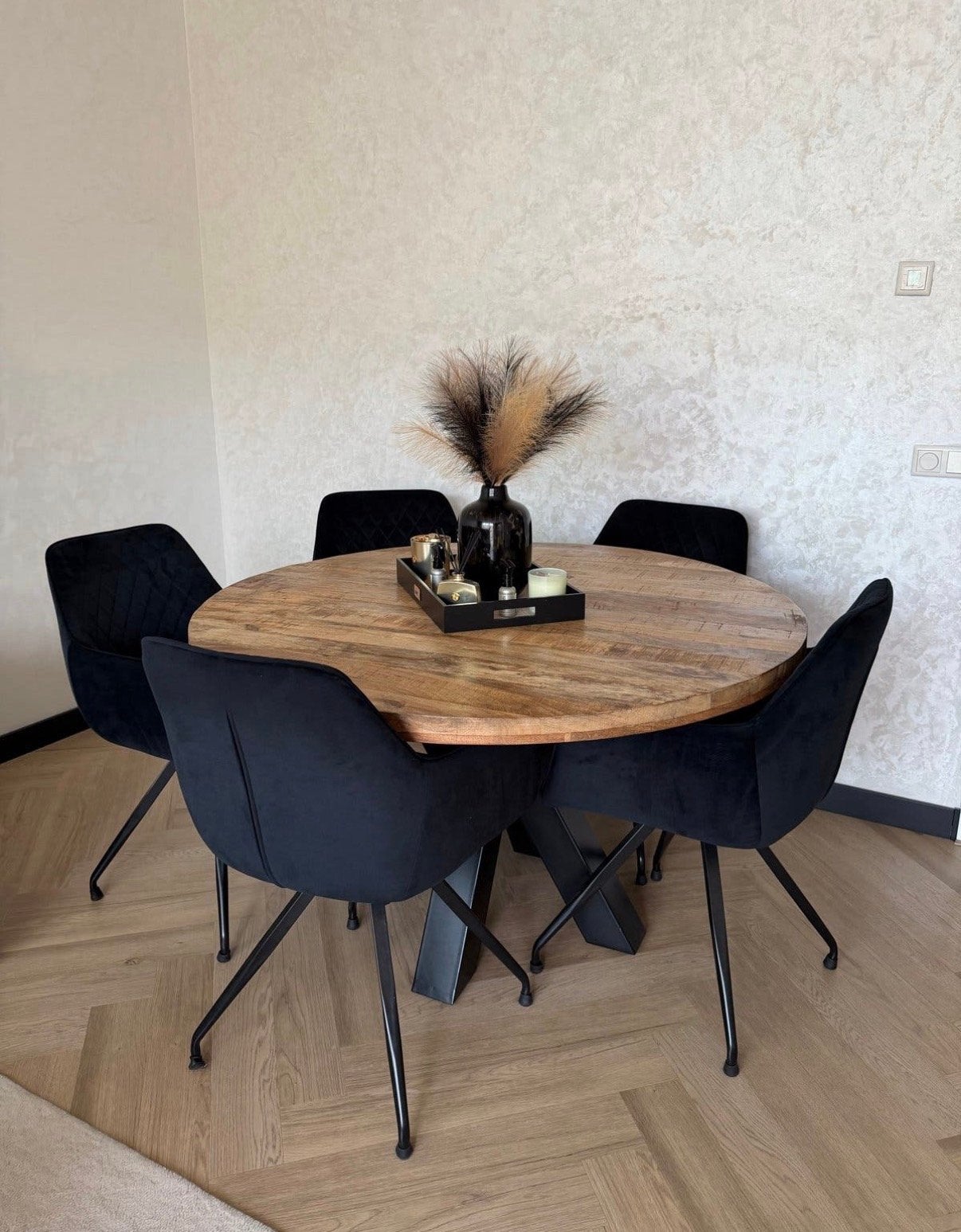 Mangohouten eettafel (130cm) met 5 velours Romy 2.0 stoelen, Huis en Inrichting, Ophalen, 100 tot 150 cm, Rond, Zo goed als nieuw