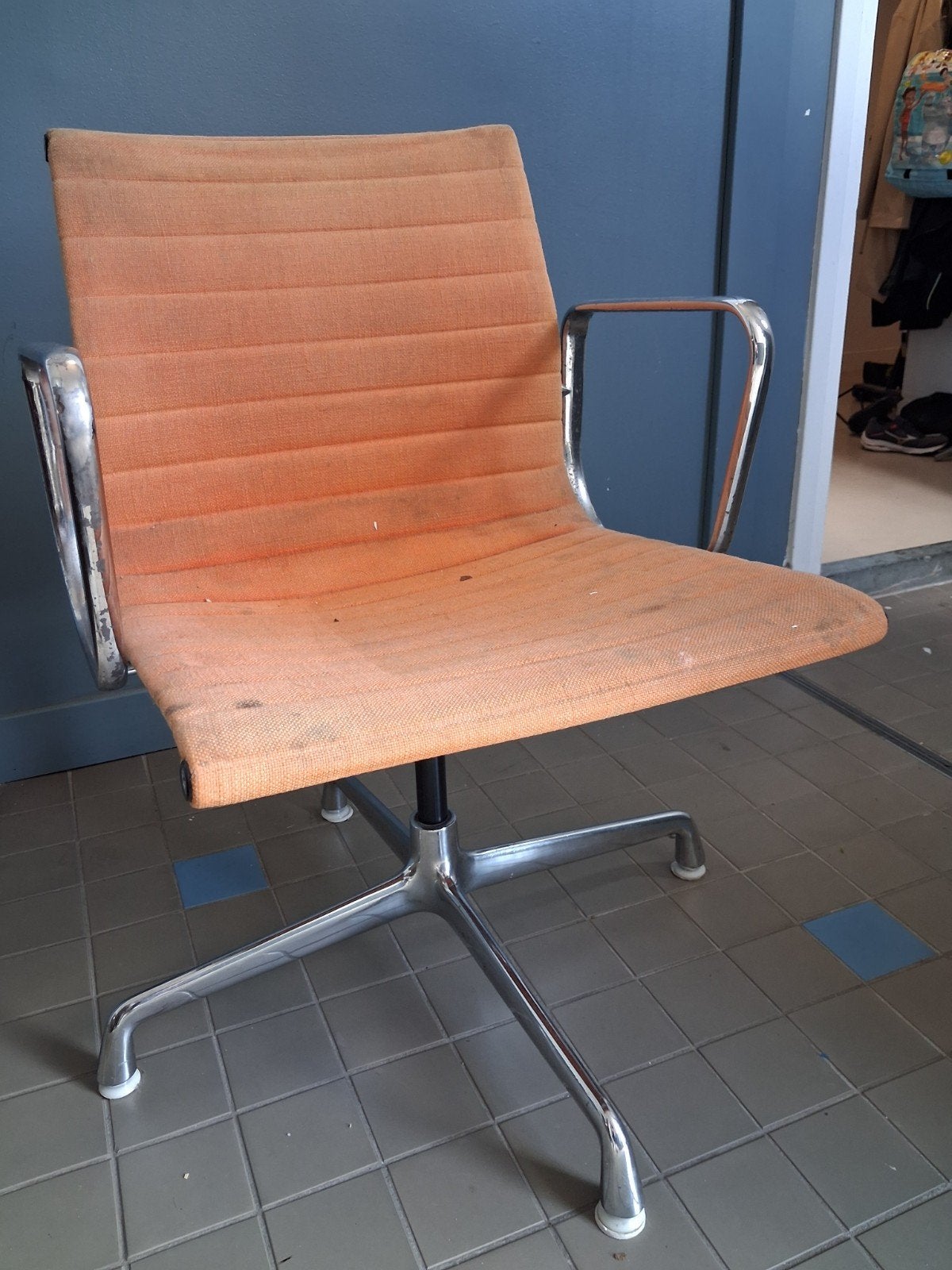 Vintage Eames EA108 stoel - Oranje stof en chroom, Gebruikt, Overige kleuren, Ophalen of Verzenden, Stof