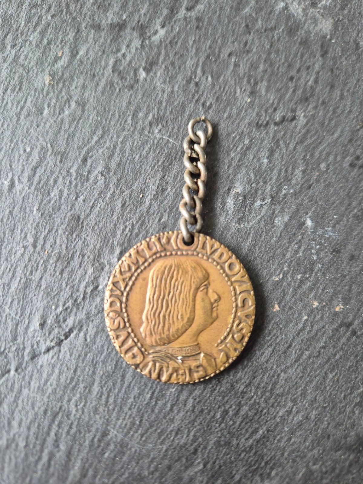 Antieke bronzen munt met ketting - Uniek verzamelobject, Ophalen of Verzenden, Brons, Buitenland