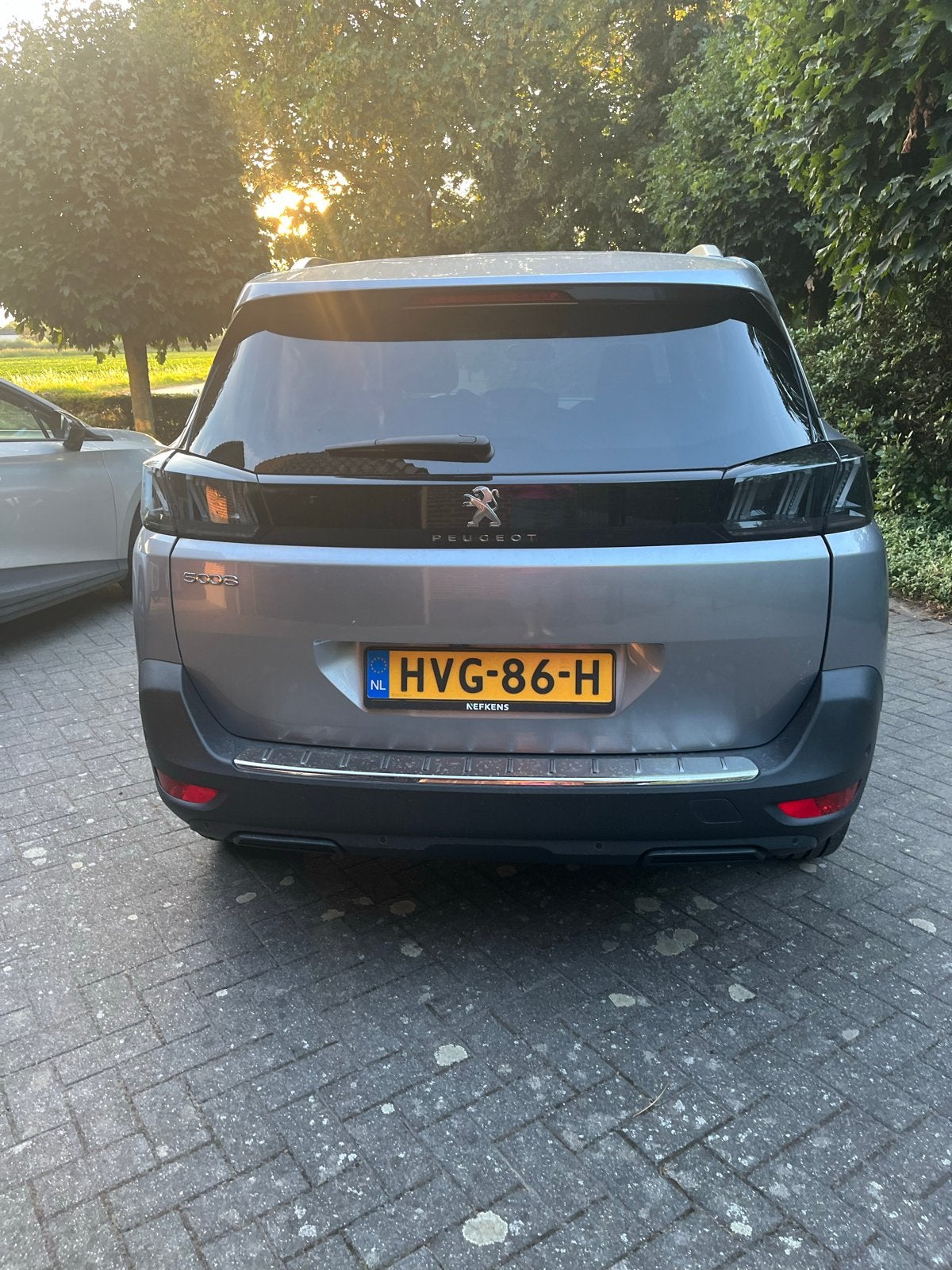 Peugeot 5008 1.2 Hybrid 136pk E-dsc6 2024 Grijs, 136 pk, 1199 cc, 7 stoelen, 3 cilinders