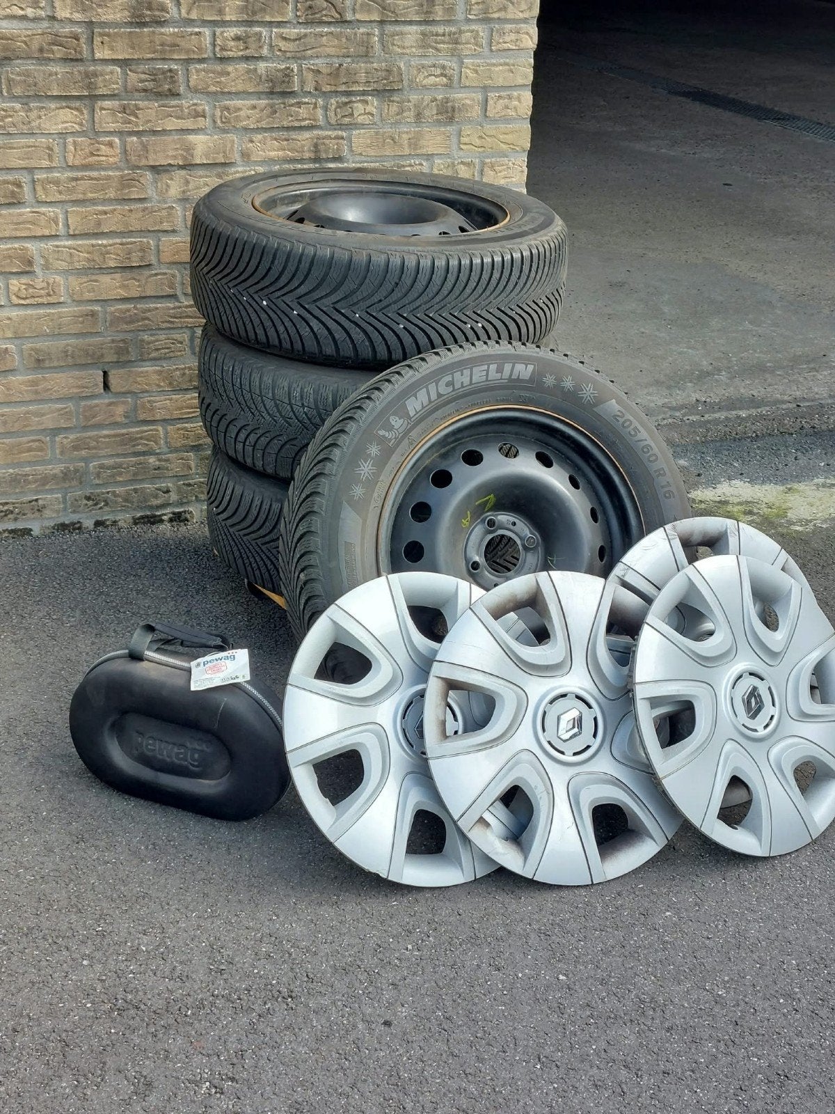 Michelin winterbanden met velgen en wieldoppen 205/60 R16, Auto-onderdelen, Ophalen, Gebruikt, 16 inch, Banden en Velgen