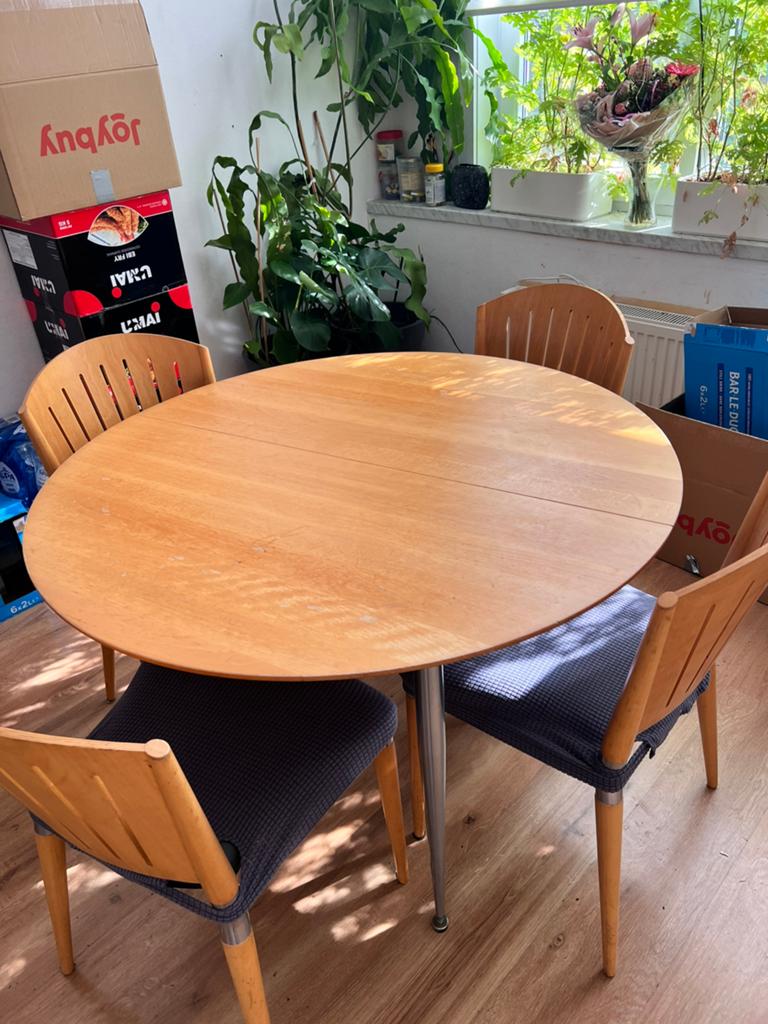 Te koop: uitschuifbare ronde eettafel met 4 stoelen, Huis en Inrichting, Tafels | Eettafels, Ophalen, Kunststof, 100 tot 150 cm