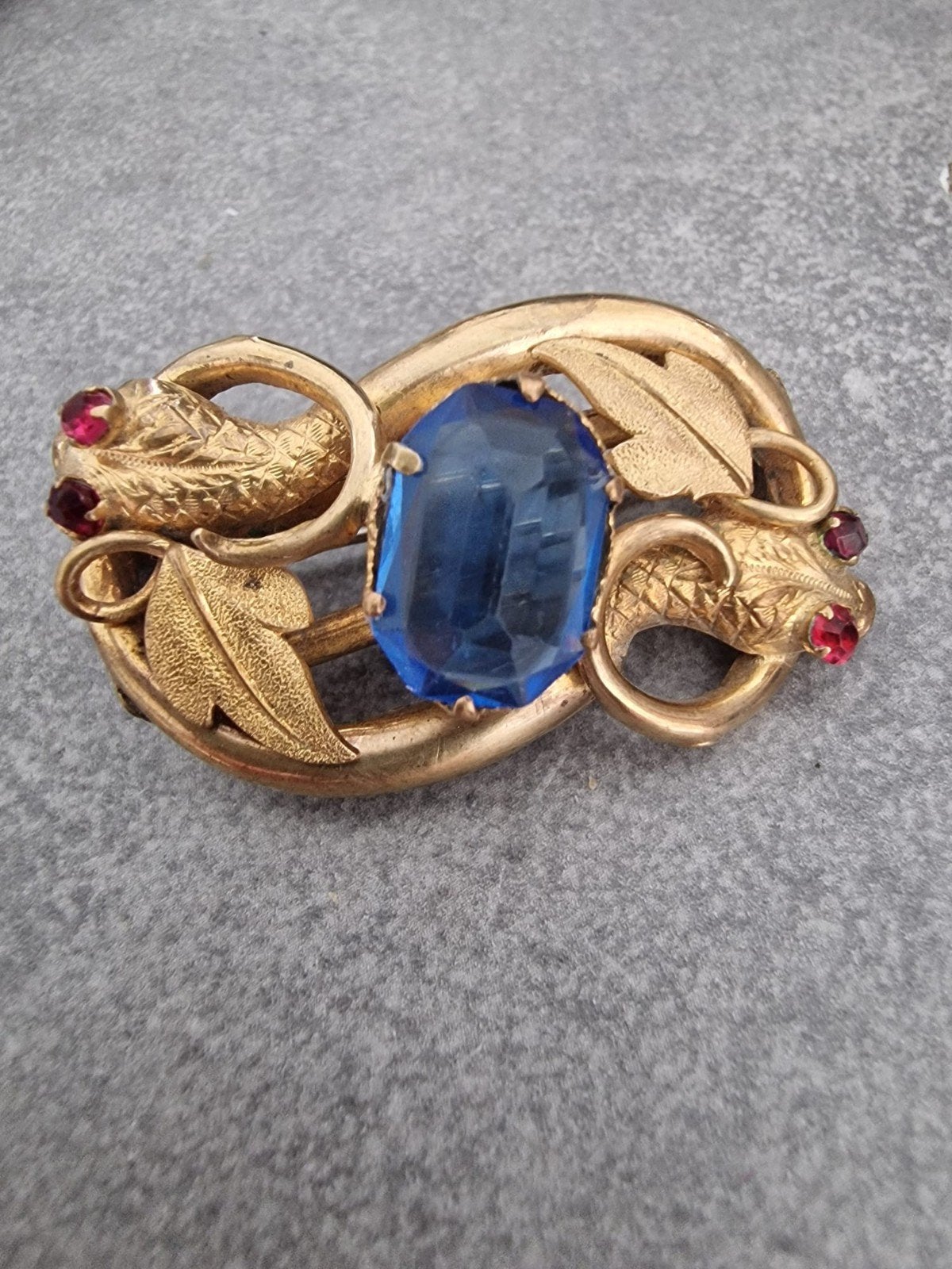 Vintage Broche met Blauwe Steen en Rode Accentstenen, Overige materialen, 4 tot 7 cm, Gebruikt, Verzenden