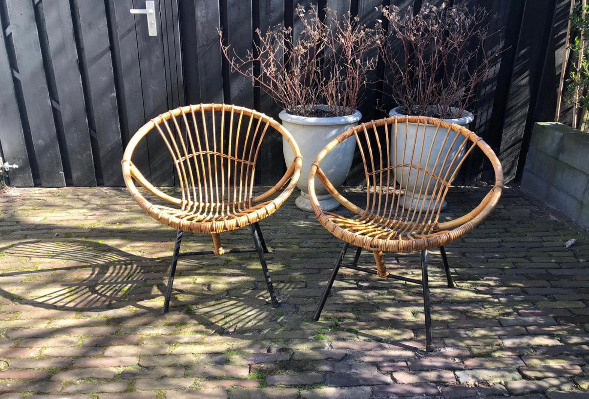 Twee rieten lage stoeltjes met ijzeren poten, Ophalen, Gebruikt, Twee, Overige kleuren