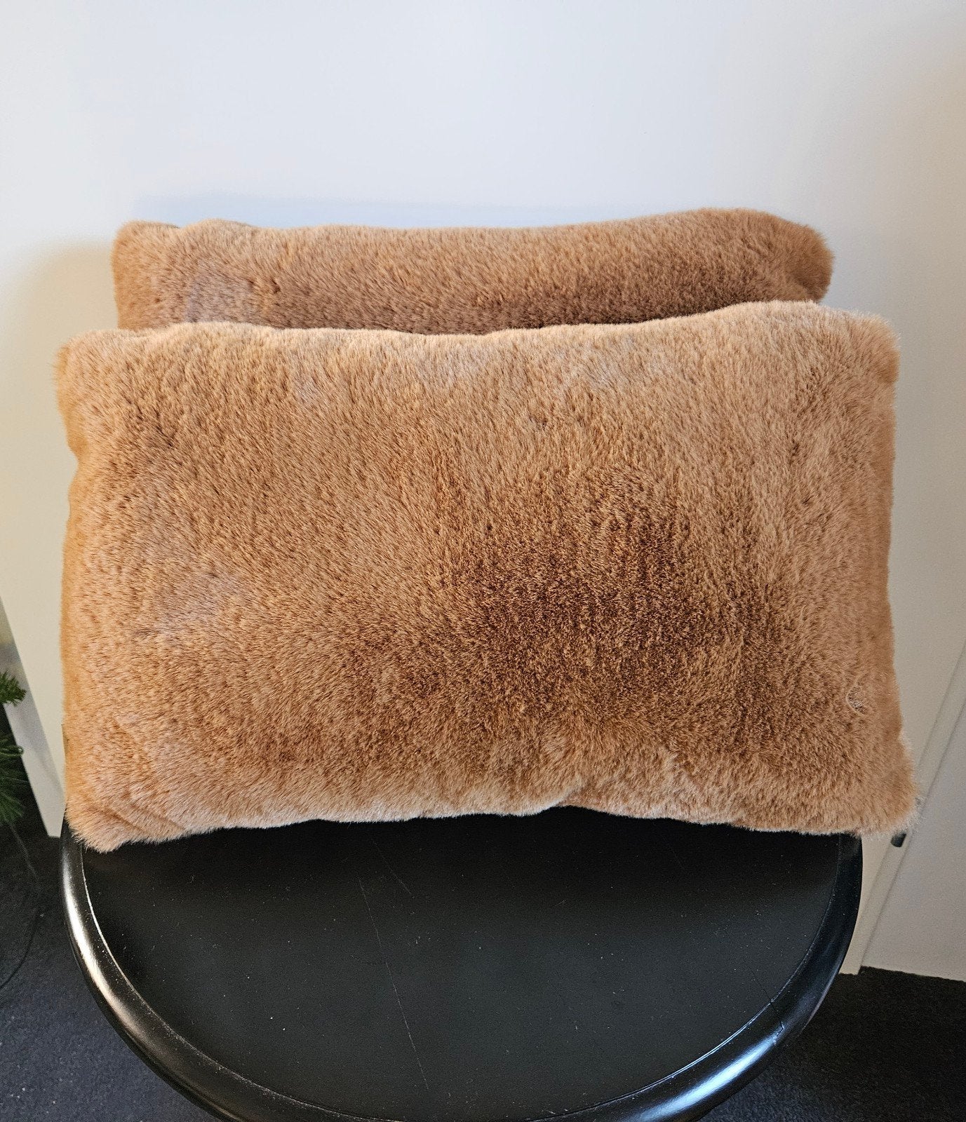 twee faux fur cognac kussens van Dutch decor, Bruin, Ophalen of Verzenden, Zo goed als nieuw, Sierkussen