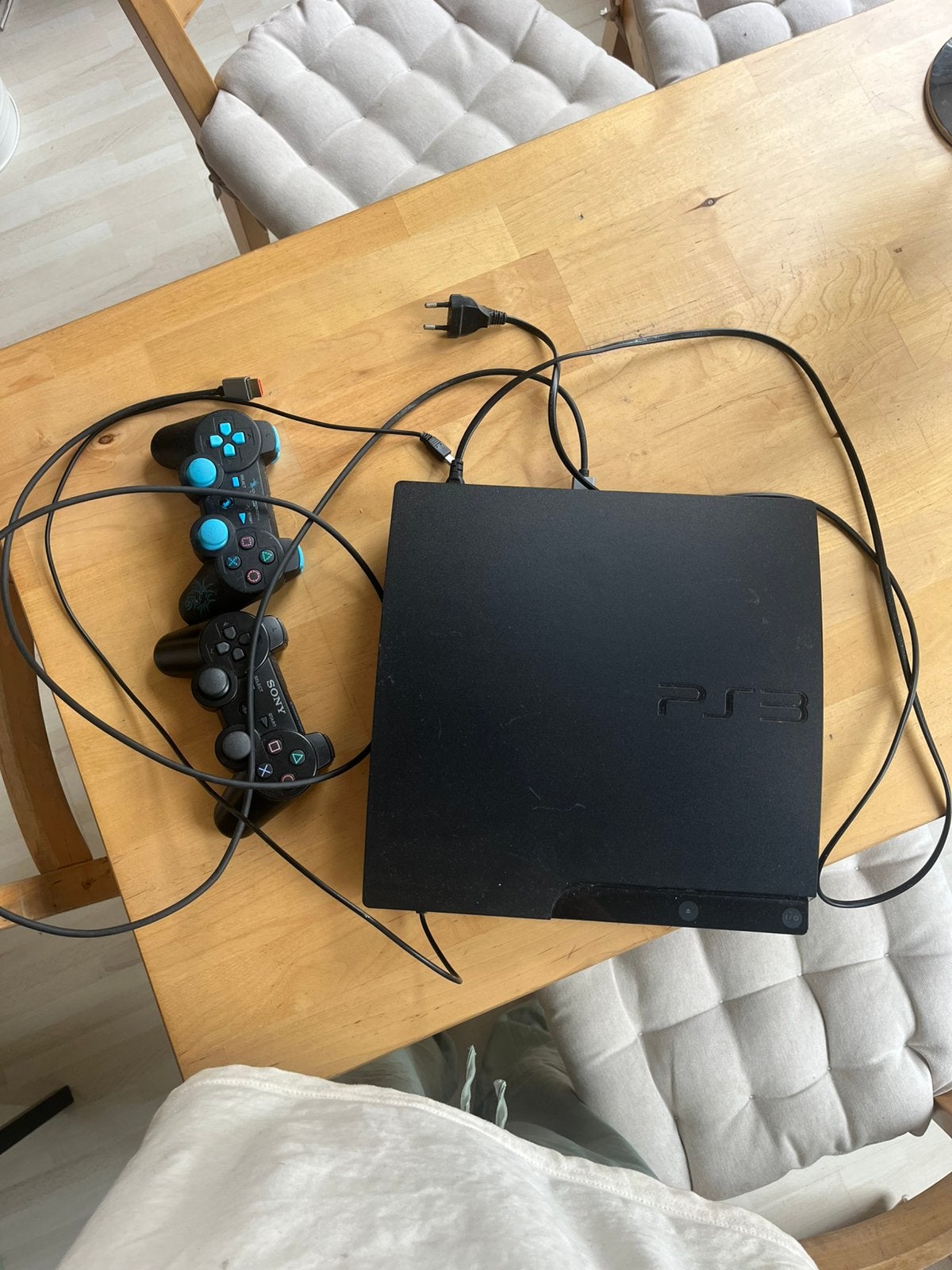 PS3 met 2 controllers, Verzenden, Zo goed als nieuw, Met 2 controllers, Slim