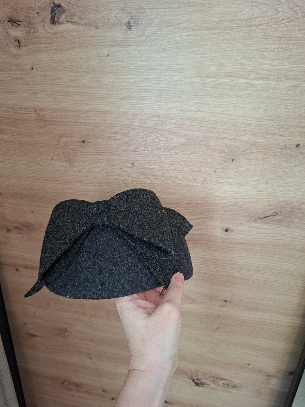Complit grijs wollen dopje met strik, Kleding | Dames, Hoeden en Petten, Ophalen of Verzenden, Zo goed als nieuw, One size fits all