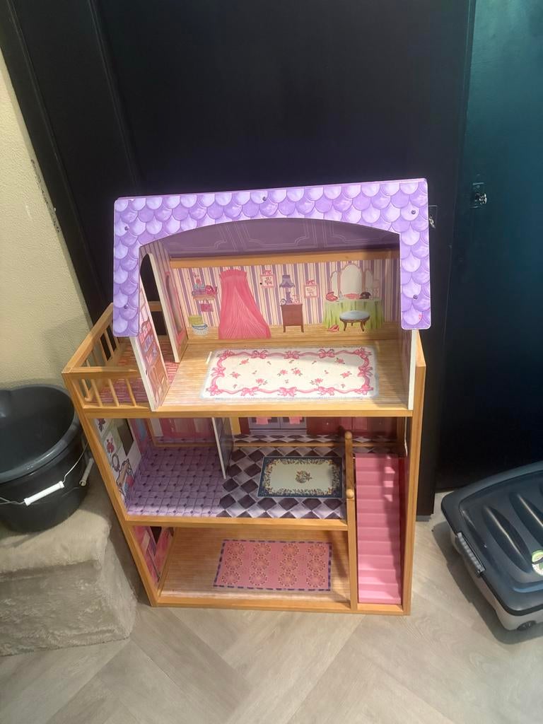 Groot poppenhuis met veel Barbie poppen en accessoires, Kinderen en Baby's, Speelgoed | Poppenhuizen, Ophalen, Gebruikt, Poppenhuis
