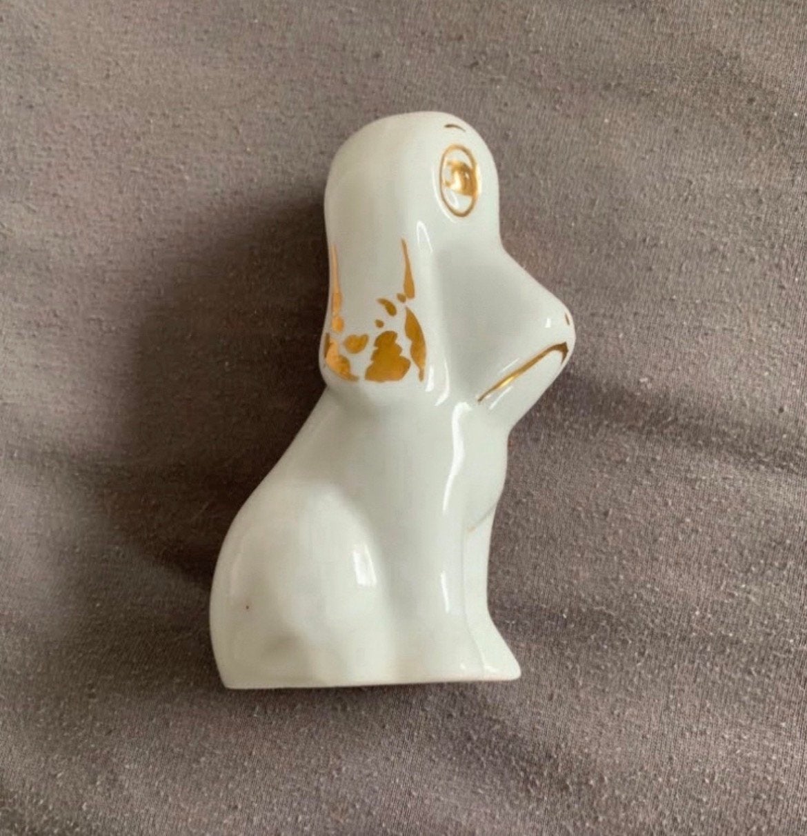 Vintage porselein hondje.  H 19 cm., Verzamelen, Beelden en Beeldjes, Ophalen, Zo goed als nieuw, Dier