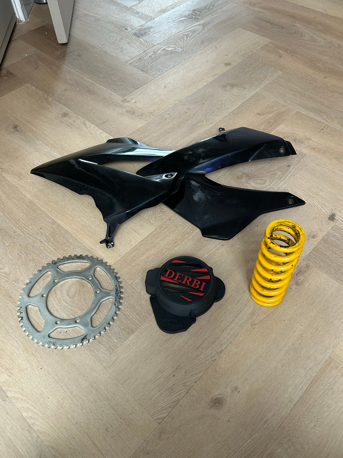 Derbi Senda Accessoires: Kappen, tandwiel, veer, Derbi dekse, Ophalen of Verzenden, Gebruikt, Kap