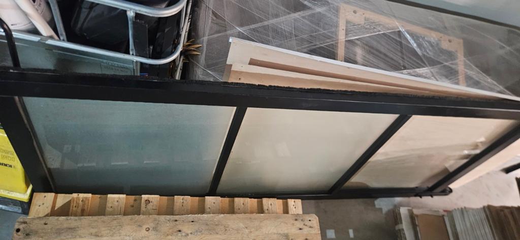 Moderne zwarte schuifdeur met glaspanelen, 80 tot 100 cm, Binnendeur, Ophalen of Verzenden, Zo goed als nieuw