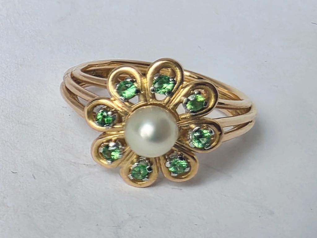 Gouden ring met parel en tsavorieten, Met edelsteen, Ophalen of Verzenden, Dame, Goud