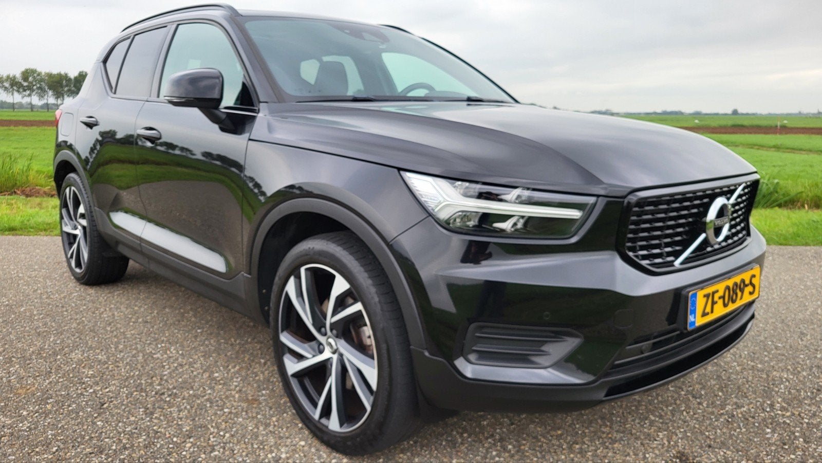 Volvo XC40 T4 190pk R-Design  2019 Pano Trekhaak Harman- Kar, Auto's, USB, 1800 kg, 1969 cc, Zwart