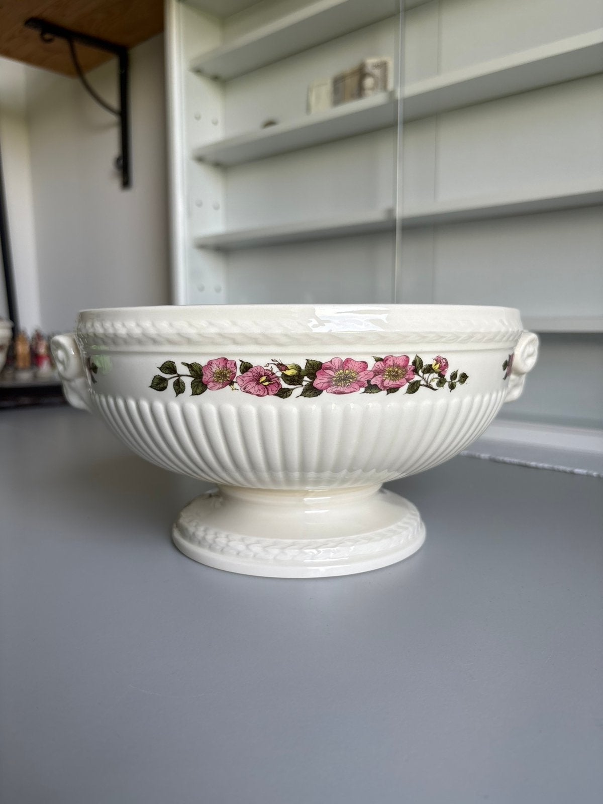 Wedgwood Briar Rose Serveerschaal op Voet Edme, Ophalen of Verzenden