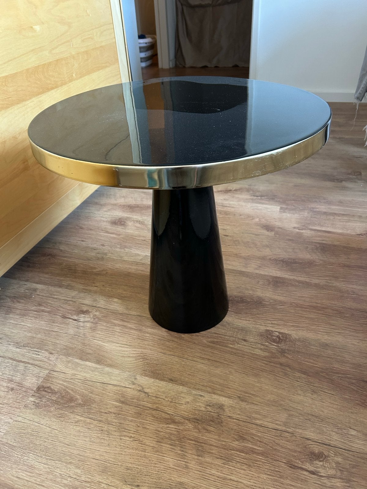 Zwart bijzettafeltje met gouden rand, Minder dan 55 cm, Gebruikt, Metaal of Aluminium, Rond