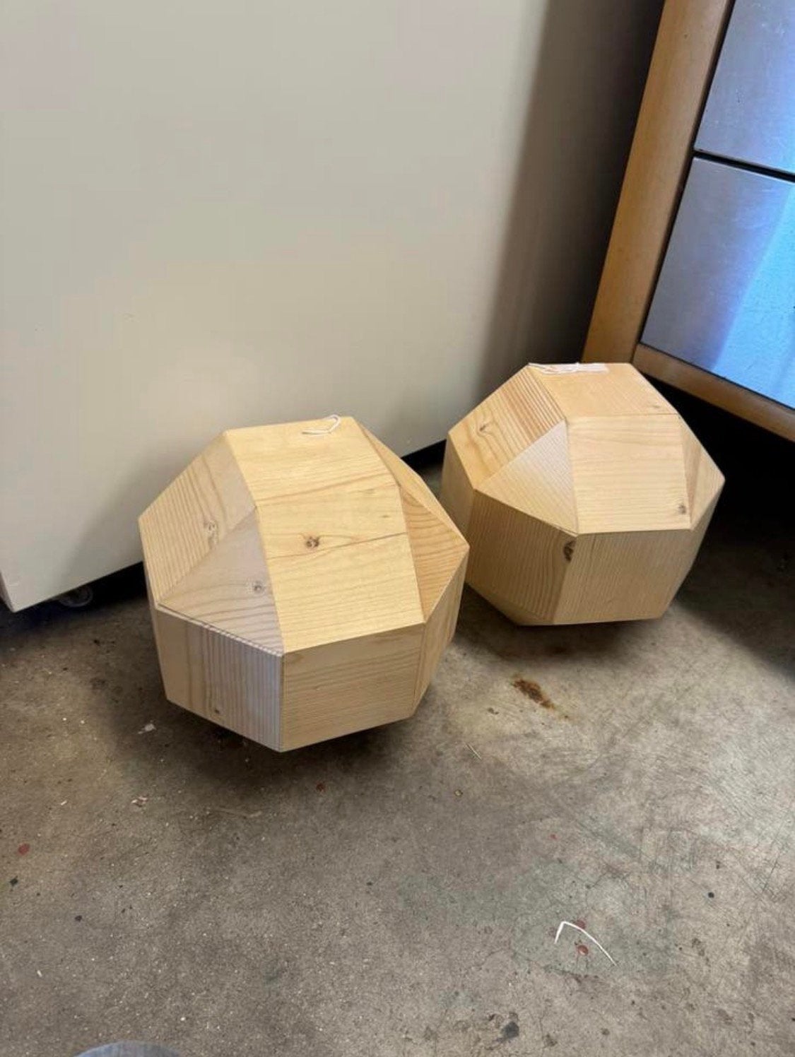 2 houten hexagon blokken, Overige onderwerpen, Houtsnijwerk, Ophalen of Verzenden, Handgemaakt