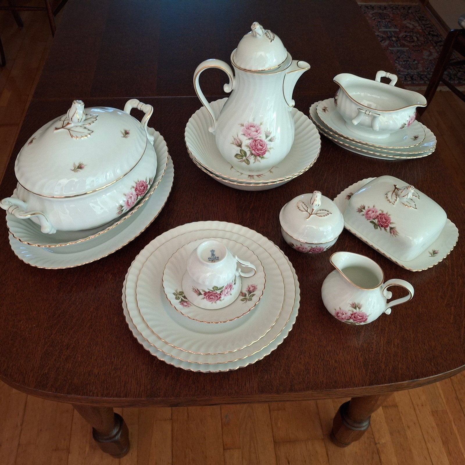 servies wit met roosmotief met een goudkleurig randje, Ophalen, Zo goed als nieuw, Porselein, Overige stijlen