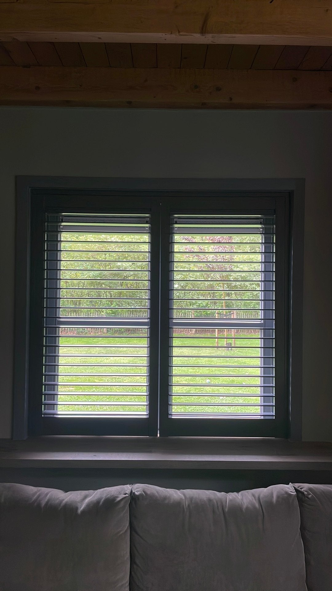 Donkergrijze houten shutters, Ophalen, 100 tot 150 cm, Zo goed als nieuw, Grijs