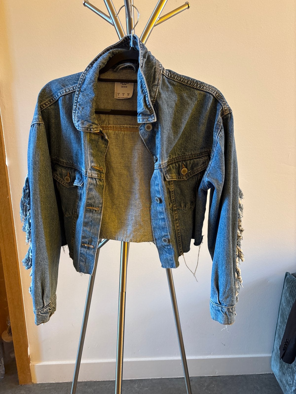 Korte spijkerjas met franjes - Maat S Bershka, Kleding | Dames, Jassen | Zomer, Ophalen of Verzenden, Zo goed als nieuw, Maat 36 (S)